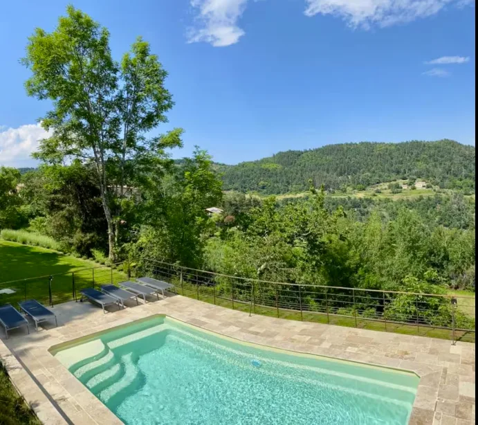 Vue panoramique de la piscine