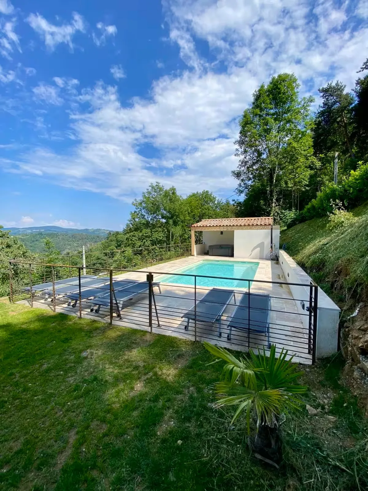 Vue de la piscine et du spa